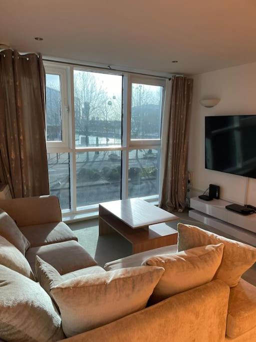 1 Bedroom Apartment Royal Docks ลอนดอน ภายนอก รูปภาพ